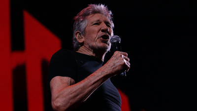 Protester with Israeli flag rushes stage at Roger Waters’ Frankfurt show